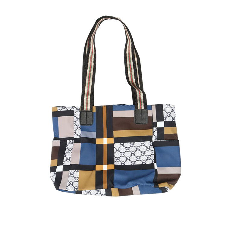 Quid commoda magna humero itinerantur sacculos